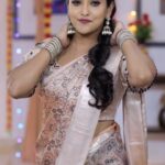 Priyanka Shivanna Instagram - This intricate embroidered semi silk silver zari blouse, elevating the allure to new height! @priyanka_s_official_ wearing @aadvey_ . . . #saree #missblouses #blouse #southindiansaree #bangaloredesigner #southindianfashion #langadavani #blouse #blouses