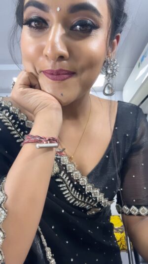 Priyanka Shivanna Instagram - 🖤🖤🖤
.
.
#loveyourself #blacksaree #showtime #instadaily #reelsinsta