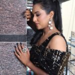 Priyanka Shivanna Instagram - 🖤 . . Wearing @classy_renthouse MUA @monikareddy_artistry Jewellery @thespatika 💅 @nailgossip.blr Pc @manjunathmagaji24 #zeekannada #zeekannadanominationparty2023 #blacklove #divya #happymoment