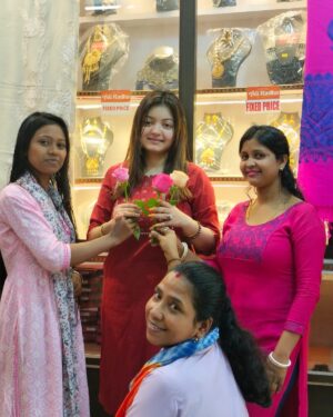 Puja DebNath Instagram - তার থেকে বেশি কি লাগে বলুন?
শুভ গোলাপ দিবস.. 
অনেক ধনযবাদ তোমাদের♥️
 #highlights 
@highlight 
@followers 
ADI RADHA 
Adi Radha Jewellery 
Biswajit Bhuiya 
Soma Das 
Angel Puja 
Nupur Banik