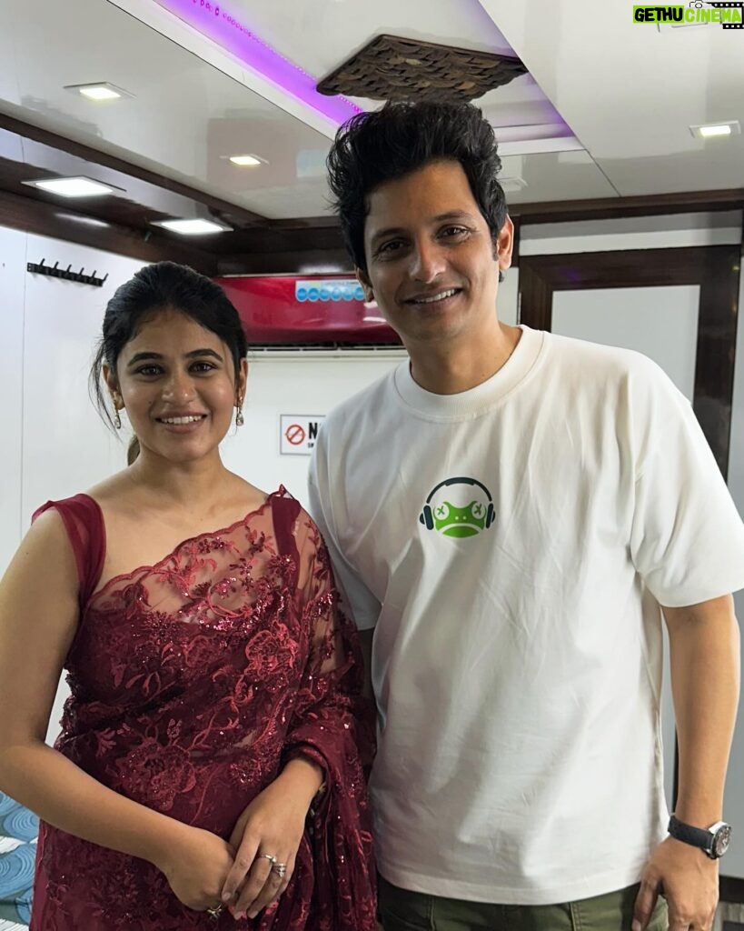 Pujitha Devaraj Instagram - What is coincidentally blissful is morning you meet @actorjiiva and afternoon you go watch the rerelease of favourite #sivamanasulasakthi ❤️‍🔥 A Man with 0 haters,Glad to meet you @actorjiiva sir and you just look the same after so many years🫶🏻 Congratulations and thankyou for letting me a part of @deaffrogsofficial launch♥️ #actorjiiva #tamilsong #kollywoodactor #sms #rerelease #pujitha