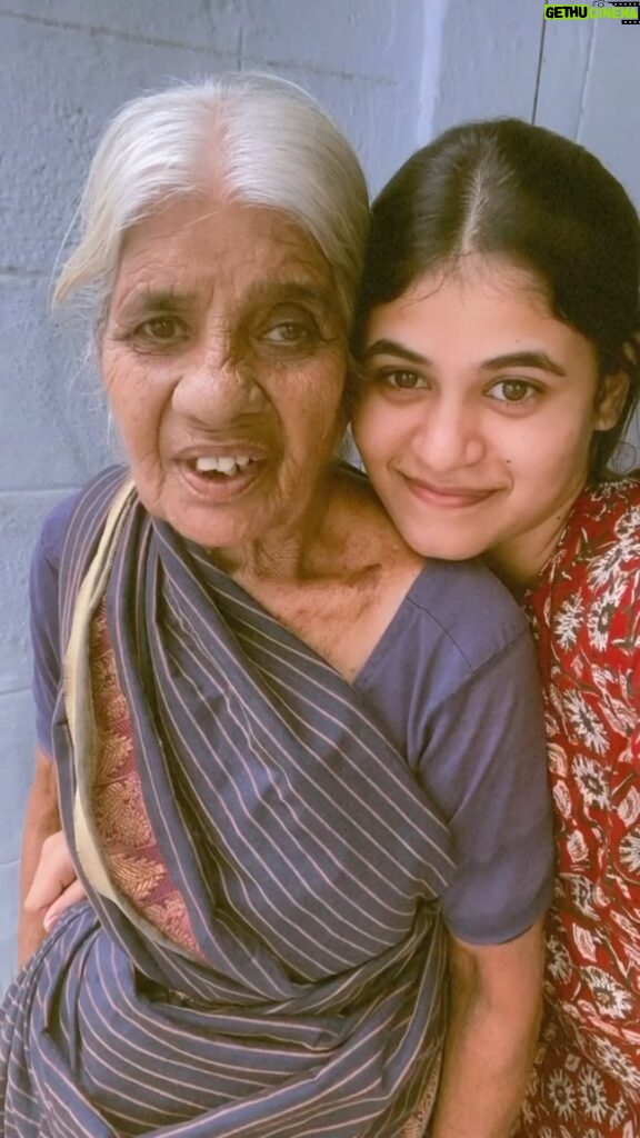 Pujitha Devaraj Instagram - என் சந்தனக் கின்னமும் அழகிய சுருக்கங்களும்👵🏻 Their buttery soft wrinkles give both love and sadness🥲 #irandukannam #granny #paatima #mylove