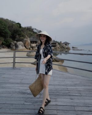 Quỳnh Lương Instagram - "Trong muôn vàn cách đối nhân xử thế, ta chọn cách nhìn thấu nhưng không vạch trần..."