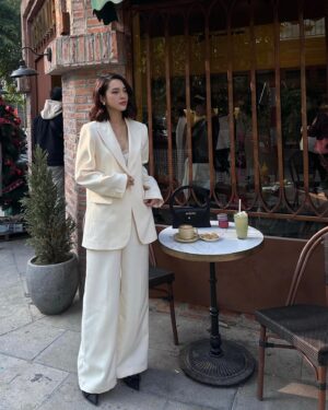 Quỳnh Lương Instagram - Em không tin tình yêu từ cái nhìn đầu tiên đâu, nên chắc chắn em phải gặp anh nhiều lần nữa 🥰🥰

@melanie.officialvn