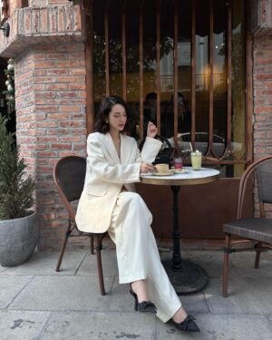 Quỳnh Lương Instagram - Em không tin tình yêu từ cái nhìn đầu tiên đâu, nên chắc chắn em phải gặp anh nhiều lần nữa 🥰🥰

@melanie.officialvn