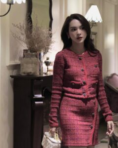 Quỳnh Lương Instagram - Thế giới này rộng lớn lắm rồi em sẽ tìm được một người khi vừa nhìn thấy em bất ổn liền ôm lấy em ❤️