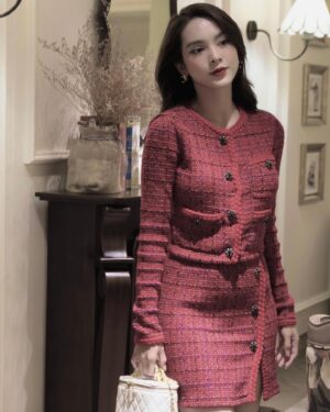 Quỳnh Lương Instagram - Thế giới này rộng lớn lắm rồi em sẽ tìm được một người khi vừa nhìn thấy em bất ổn liền ôm lấy em ❤️