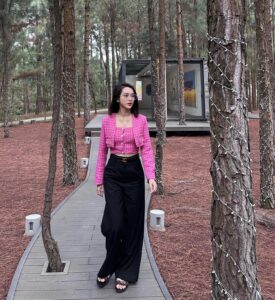 Quỳnh Lương Instagram - Nếu anh không nhận ra được sự thông minh, xinh đẹp, giỏi kiếm tiền thì tránh ra, sẽ có người đóng vai nam thần với Vy ngay 😌😌😌- Vy said