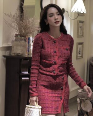 Quỳnh Lương Instagram - Thế giới này rộng lớn lắm rồi em sẽ tìm được một người khi vừa nhìn thấy em bất ổn liền ôm lấy em ❤️