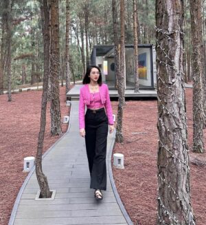 Quỳnh Lương Instagram - Nếu anh không nhận ra được sự thông minh, xinh đẹp, giỏi kiếm tiền thì tránh ra, sẽ có người đóng vai nam thần với Vy ngay 😌😌😌- Vy said