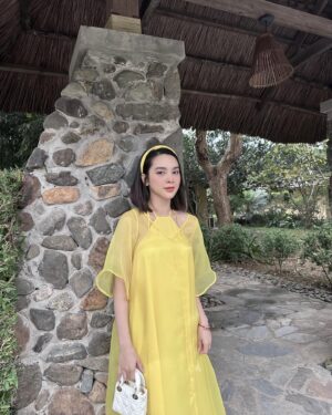 Quỳnh Lương Instagram - Trúc xinh trúc đứng đầu đình, em xinh em vẫn 1 mình chả ai yêu 😪😪😪