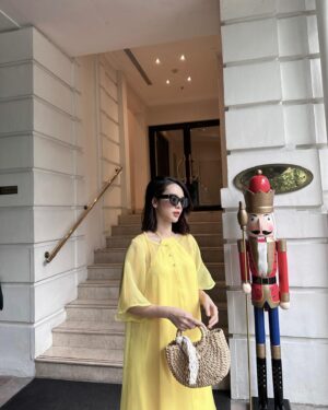 Quỳnh Lương Instagram - Trúc xinh trúc đứng đầu đình, em xinh em vẫn 1 mình chả ai yêu 😪😪😪