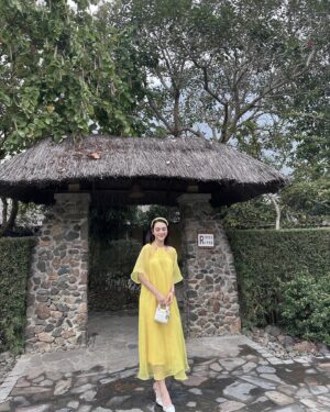 Quỳnh Lương Instagram - Trúc xinh trúc đứng đầu đình, em xinh em vẫn 1 mình chả ai yêu 😪😪😪