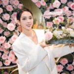 Quỳnh Lương Instagram - Trải nghiệm vô cùng thú vị của Quỳnh khi tham gia sự kiện ra mắt dòng Kem dưỡng chống lão hóa và làm trắng Dior Prestige Lumiere là rất rất tuyệt vời, Quỳnh muốn share ngay với mọi người những khoảnh khắc xinh đẹp này đây ạ 🤗. Quyền năng kép từ Dior Prestige La Crème Lumière cho làn da được bảo vệ và phục hồi hiệu quả sẽ là “the best choice” của Quỳnh cho thời gian bận bịu với nhiều dự án lớn nhỏ sắp tới. Mọi người hãy luôn theo dõi và chờ đợi nhiều điều bất ngờ từ Quỳnh nha. Quỳnh sẽ sớm bật mí cho mọi người thôi 😉 #DiorBeauty #DiorSkincare #DiorPrestige
