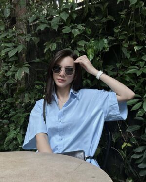 Quỳnh Lương Instagram - Tưởng là mùa hạ, ai ngờ là mùa mưa. 
Tưởng là dạ thưa, ai ngờ rất bướng 😒😒 
#quynhluong #cokii #xamxi
