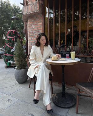 Quỳnh Lương Instagram - Em không tin tình yêu từ cái nhìn đầu tiên đâu, nên chắc chắn em phải gặp anh nhiều lần nữa 🥰🥰

@melanie.officialvn