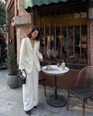 Quỳnh Lương Instagram - Em không tin tình yêu từ cái nhìn đầu tiên đâu, nên chắc chắn em phải gặp anh nhiều lần nữa 🥰🥰

@melanie.officialvn