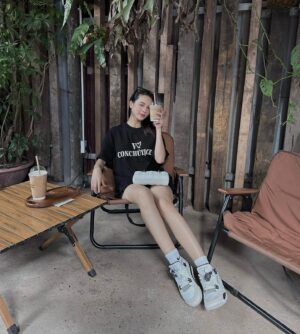 Quỳnh Lương Instagram - Everything will come to you at the right time, be patient. Let it all go and see what stays ....