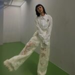 Queen Wei Instagram - 鬧DJ今日擔任頒獎人。 - 太榮幸可以頒獎給這些優秀的設計人， 身為念廣設出身的我深深佩服。 帶著 @retem03 主理人的身分， 華語樂壇的中生代， 感謝主辦給我這個機會參與這麼棒的典禮。 除了頒獎典禮以外， 2023金點設計展也歡迎大家前去觀賞！ - 謝謝讓我今日漂亮登場——— 妝 @ara.wu 髮 @jimmy1987909 服 @simonerocha_tw ／ #2023金點設計獎頒獎典禮 #simonerocha #simonerochatw