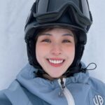 Queen Wei Instagram - 剛好一個月前！要出發日本滑雪前去處理捲翹睫毛還有自然毛流感的眉毛，馬上預約 @bonneviewithu4 #眉好生活 報到。 我的霧眉和霧唇都是在這裡處理，這次為了這個自然毛流感的「仿真飄柔眉」，前半年的時間幾乎也都會回到這裡做眉毛淡色。來這裡一次之後，後面的人生幾乎都沒有離開過了，除了每個老師技術專業，審美也合乎自己喜歡的，這很難得！ 感謝她們讓我短時間之內擁有自然捲翹睫毛還有自然毛流之眉！讓我去日本漂亮滑雪過生日。 （圖四為一個月後的現在，睫毛依然捲翹！眉型也完美。） ／ #眉好生活 #bonnevie法式真睫捲翹術 #Bonnevieby芮芮仿真飄柔眉