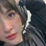 Queen Wei Instagram - 剛好一個月前！要出發日本滑雪前去處理捲翹睫毛還有自然毛流感的眉毛，馬上預約 @bonneviewithu4 #眉好生活 報到。 我的霧眉和霧唇都是在這裡處理，這次為了這個自然毛流感的「仿真飄柔眉」，前半年的時間幾乎也都會回到這裡做眉毛淡色。來這裡一次之後，後面的人生幾乎都沒有離開過了，除了每個老師技術專業，審美也合乎自己喜歡的，這很難得！ 感謝她們讓我短時間之內擁有自然捲翹睫毛還有自然毛流之眉！讓我去日本漂亮滑雪過生日。 （圖四為一個月後的現在，睫毛依然捲翹！眉型也完美。） ／ #眉好生活 #bonnevie法式真睫捲翹術 #Bonnevieby芮芮仿真飄柔眉