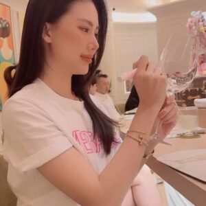 Quỳnh Hoa Bùi Instagram - Tuy em không ăn ảnh nhưng được cái ăn nhiều 😜 vì không thể cưỡng nổi sự xinh xắn và những món ngon ở nơi đây ❤️