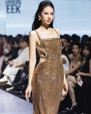 Quỳnh Hoa Bùi Instagram - Bùi Quỳnh Hoa vinh dự được đảm nhận vai trò First Face trong BST 𝐂𝐄𝐌 𝐒𝐏𝐑𝐈𝐍𝐆 𝐒𝐔𝐌𝐌𝐄𝐑 𝟐𝟎𝟐𝟒 – “𝐒𝐇𝐀𝐃𝐄𝐒 𝐎𝐅 𝐌𝐈𝐃𝐍𝐈𝐆𝐇𝐓” thuộc khuôn khổ AVIFW 2024 ✨

Một đêm diễn quá ấn tượng, táo bạo với những thiết kế gợi cảm được đính kết lấp lánh khiến người xem không thể rời mắt của thương hiệu @cem_club . Em xin được chúc mừng anh @leminhngoc và anh NTK @hualeducanh cùng đội ngũ ekip đã ra mắt một BST vô cùng thành công và mãn nhãn ạ 🥰

Costume: CEM by anh Le Minh Ngoc và anh NTK Hứa Lê Đức Anh
Catwalk Director: Anh @youngieyonie 
Makeup: Anh @net.mkat 
Hair: Anh @nguyenthai1405 
Nails: @nailstik.beauty 
Shoes: @alexsara.vn 
Assistant: @tungkubi122000 
Support: @nvphc.11 
Photo: @loanbe08 - Team anh Nguyễn Du
#BuiQuynhHoa #MissUniverseVietnam #MissUniverseVietnam2023 #AVIFW2024 #ADecadeOfFashion #FashionEvolution #CEM