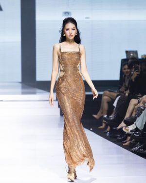 Quỳnh Hoa Bùi Instagram - Bùi Quỳnh Hoa vinh dự được đảm nhận vai trò First Face trong BST 𝐂𝐄𝐌 𝐒𝐏𝐑𝐈𝐍𝐆 𝐒𝐔𝐌𝐌𝐄𝐑 𝟐𝟎𝟐𝟒 – “𝐒𝐇𝐀𝐃𝐄𝐒 𝐎𝐅 𝐌𝐈𝐃𝐍𝐈𝐆𝐇𝐓” thuộc khuôn khổ AVIFW 2024 ✨

Một đêm diễn quá ấn tượng, táo bạo với những thiết kế gợi cảm được đính kết lấp lánh khiến người xem không thể rời mắt của thương hiệu @cem_club . Em xin được chúc mừng anh @leminhngoc và anh NTK @hualeducanh cùng đội ngũ ekip đã ra mắt một BST vô cùng thành công và mãn nhãn ạ 🥰

Costume: CEM by anh Le Minh Ngoc và anh NTK Hứa Lê Đức Anh
Catwalk Director: Anh @youngieyonie 
Makeup: Anh @net.mkat 
Hair: Anh @nguyenthai1405 
Nails: @nailstik.beauty 
Shoes: @alexsara.vn 
Assistant: @tungkubi122000 
Support: @nvphc.11 
Photo: @loanbe08 - Team anh Nguyễn Du
#BuiQuynhHoa #MissUniverseVietnam #MissUniverseVietnam2023 #AVIFW2024 #ADecadeOfFashion #FashionEvolution #CEM
