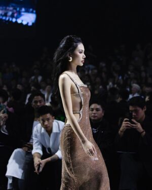 Quỳnh Hoa Bùi Instagram - Bùi Quỳnh Hoa vinh dự được đảm nhận vai trò First Face trong BST 𝐂𝐄𝐌 𝐒𝐏𝐑𝐈𝐍𝐆 𝐒𝐔𝐌𝐌𝐄𝐑 𝟐𝟎𝟐𝟒 – “𝐒𝐇𝐀𝐃𝐄𝐒 𝐎𝐅 𝐌𝐈𝐃𝐍𝐈𝐆𝐇𝐓” thuộc khuôn khổ AVIFW 2024 ✨

Một đêm diễn quá ấn tượng, táo bạo với những thiết kế gợi cảm được đính kết lấp lánh khiến người xem không thể rời mắt của thương hiệu @cem_club . Em xin được chúc mừng anh @leminhngoc và anh NTK @hualeducanh cùng đội ngũ ekip đã ra mắt một BST vô cùng thành công và mãn nhãn ạ 🥰

Costume: CEM by anh Le Minh Ngoc và anh NTK Hứa Lê Đức Anh
Catwalk Director: Anh @youngieyonie 
Makeup: Anh @net.mkat 
Hair: Anh @nguyenthai1405 
Nails: @nailstik.beauty 
Shoes: @alexsara.vn 
Assistant: @tungkubi122000 
Support: @nvphc.11 
Photo: @loanbe08 - Team anh Nguyễn Du
#BuiQuynhHoa #MissUniverseVietnam #MissUniverseVietnam2023 #AVIFW2024 #ADecadeOfFashion #FashionEvolution #CEM
