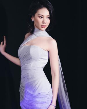 Quỳnh Hoa Bùi Instagram - HỌP BÁO KHỞI ĐỘNG @missuniversevietnam.official 2024 ✨

Với vai trò là Hoa hậu đương nhiệm Miss Universe Vietnam, Bùi Quỳnh Hoa rất vui khi được thể hiện một bài múa đặc biệt kết hợp với body mapping, tạo điểm nhấn với mái tóc ngắn cá tính và khác lạ so với tóc dài thường thấy để mở màn cho sự kiện ngày hôm qua 🥰

Để có bài múa mở màn ấn tượng này là nhờ sự hướng dẫn tận tình của anh @imdenisdang - Giám Đốc Sáng tạo của Miss Universe Vietnam 2024 và anh Tân Nguyễn - Biên đạo múa❤️

😘 Em cũng xin cảm ơn các anh chị trong ekip thân yêu đã hỗ trợ nhiệt tình để em toả sáng trong sự kiện đặc biệt này: 
Stylist: Anh @leminhngoc 
Dress: Anh @hualeducanh, @hualeducanh.atelier 
Makeup: Anh @duonghuunghia94 
Hair: Chị @huongdaohairstylist 
Jewelry: @thanhlandiamondjewelry 
Shoes: @alexsara.vn 
Photo: @loanbe08 - Team anh Nguyễn Du
#BuiQuynhHoa #MissUniverseVietnam #MissUniverseVietnam2023