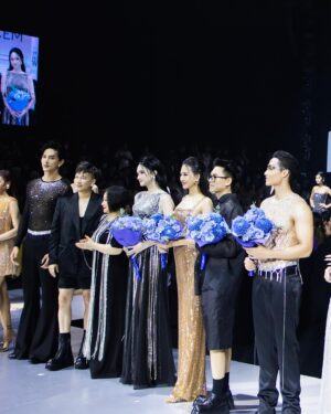Quỳnh Hoa Bùi Instagram - Bùi Quỳnh Hoa vinh dự được đảm nhận vai trò First Face trong BST 𝐂𝐄𝐌 𝐒𝐏𝐑𝐈𝐍𝐆 𝐒𝐔𝐌𝐌𝐄𝐑 𝟐𝟎𝟐𝟒 – “𝐒𝐇𝐀𝐃𝐄𝐒 𝐎𝐅 𝐌𝐈𝐃𝐍𝐈𝐆𝐇𝐓” thuộc khuôn khổ AVIFW 2024 ✨

Một đêm diễn quá ấn tượng, táo bạo với những thiết kế gợi cảm được đính kết lấp lánh khiến người xem không thể rời mắt của thương hiệu @cem_club . Em xin được chúc mừng anh @leminhngoc và anh NTK @hualeducanh cùng đội ngũ ekip đã ra mắt một BST vô cùng thành công và mãn nhãn ạ 🥰

Costume: CEM by anh Le Minh Ngoc và anh NTK Hứa Lê Đức Anh
Catwalk Director: Anh @youngieyonie 
Makeup: Anh @net.mkat 
Hair: Anh @nguyenthai1405 
Nails: @nailstik.beauty 
Shoes: @alexsara.vn 
Assistant: @tungkubi122000 
Support: @nvphc.11 
Photo: @loanbe08 - Team anh Nguyễn Du
#BuiQuynhHoa #MissUniverseVietnam #MissUniverseVietnam2023 #AVIFW2024 #ADecadeOfFashion #FashionEvolution #CEM
