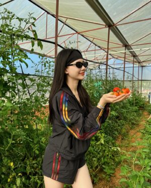 Quỳnh Hoa Bùi Instagram - Kỷ niệm tình bạn 5 năm bằng một dự án 2 héc rưỡi ❤️ 
Chỉ với câu hỏi : 
Mua không ?- Mua 
Làm không ? - Làm 
Ok chốt 😜 hẹn cuối năm khi rảnh hơn chuyển khẩu lên dalat luôn nhé ❤️
