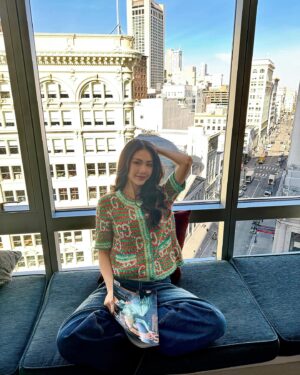 Quỳnh Hoa Bùi Instagram - Ngắm nhìn sự bình yên đằng sau khung cửa sổ tại San Francisco ❤️