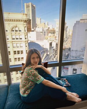 Quỳnh Hoa Bùi Instagram - Ngắm nhìn sự bình yên đằng sau khung cửa sổ tại San Francisco ❤️