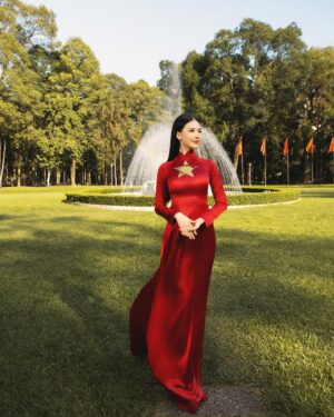 Quỳnh Hoa Bùi Instagram - “Gọi em là Sài Gòn năm 1975
Vì nụ cười em đẹp như ngày Giải Phóng” ❤️

Stylist: @nvphc.11 
Dress: @hunhan243 
Makeup: Anh @net.mkat 
Hair: @vinhvinh010801 
Shoes: @alexsara.vn 
Photo: @loanbe08 - Team anh Nguyễn Du
#BuiQuynhHoa
#MissUniverseVietnam
#MMisUniverseVietnam2023
