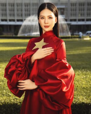 Quỳnh Hoa Bùi Instagram - “Gọi em là Sài Gòn năm 1975
Vì nụ cười em đẹp như ngày Giải Phóng” ❤️

Stylist: @nvphc.11 
Dress: @hunhan243 
Makeup: Anh @net.mkat 
Hair: @vinhvinh010801 
Shoes: @alexsara.vn 
Photo: @loanbe08 - Team anh Nguyễn Du
#BuiQuynhHoa
#MissUniverseVietnam
#MMisUniverseVietnam2023