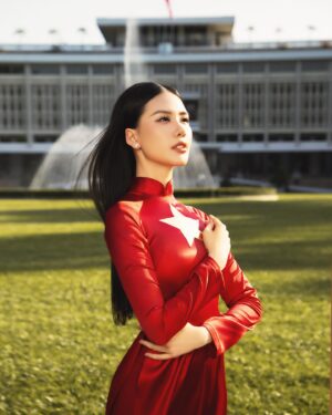 Quỳnh Hoa Bùi Instagram - “Gọi em là Sài Gòn năm 1975
Vì nụ cười em đẹp như ngày Giải Phóng” ❤️

Stylist: @nvphc.11 
Dress: @hunhan243 
Makeup: Anh @net.mkat 
Hair: @vinhvinh010801 
Shoes: @alexsara.vn 
Photo: @loanbe08 - Team anh Nguyễn Du
#BuiQuynhHoa
#MissUniverseVietnam
#MMisUniverseVietnam2023