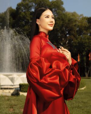 Quỳnh Hoa Bùi Instagram - “Gọi em là Sài Gòn năm 1975
Vì nụ cười em đẹp như ngày Giải Phóng” ❤️

Stylist: @nvphc.11 
Dress: @hunhan243 
Makeup: Anh @net.mkat 
Hair: @vinhvinh010801 
Shoes: @alexsara.vn 
Photo: @loanbe08 - Team anh Nguyễn Du
#BuiQuynhHoa
#MissUniverseVietnam
#MMisUniverseVietnam2023