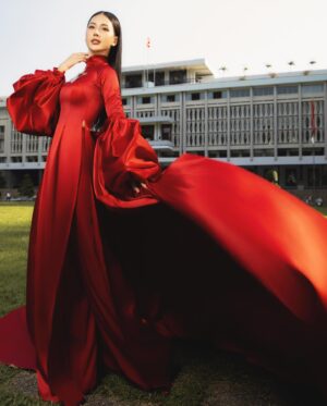 Quỳnh Hoa Bùi Instagram - “Gọi em là Sài Gòn năm 1975
Vì nụ cười em đẹp như ngày Giải Phóng” ❤️

Stylist: @nvphc.11 
Dress: @hunhan243 
Makeup: Anh @net.mkat 
Hair: @vinhvinh010801 
Shoes: @alexsara.vn 
Photo: @loanbe08 - Team anh Nguyễn Du
#BuiQuynhHoa
#MissUniverseVietnam
#MMisUniverseVietnam2023