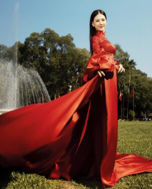 Quỳnh Hoa Bùi Instagram - “Gọi em là Sài Gòn năm 1975
Vì nụ cười em đẹp như ngày Giải Phóng” ❤️

Stylist: @nvphc.11 
Dress: @hunhan243 
Makeup: Anh @net.mkat 
Hair: @vinhvinh010801 
Shoes: @alexsara.vn 
Photo: @loanbe08 - Team anh Nguyễn Du
#BuiQuynhHoa
#MissUniverseVietnam
#MMisUniverseVietnam2023