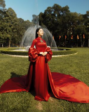 Quỳnh Hoa Bùi Instagram - “Gọi em là Sài Gòn năm 1975
Vì nụ cười em đẹp như ngày Giải Phóng” ❤️

Stylist: @nvphc.11 
Dress: @hunhan243 
Makeup: Anh @net.mkat 
Hair: @vinhvinh010801 
Shoes: @alexsara.vn 
Photo: @loanbe08 - Team anh Nguyễn Du
#BuiQuynhHoa
#MissUniverseVietnam
#MMisUniverseVietnam2023