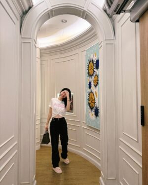 Quỳnh Hoa Bùi Instagram - Tuy em không ăn ảnh nhưng được cái ăn nhiều 😜 vì không thể cưỡng nổi sự xinh xắn và những món ngon ở nơi đây ❤️