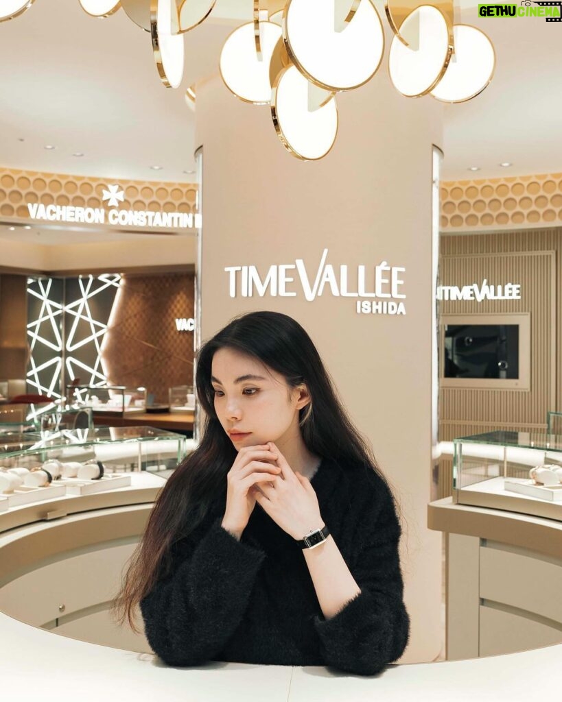 RUKO Instagram - @timevallee @timevallee_azabudai スイスのラグジュアリーウォッチ＆ジュエリーブランドが揃うデスティネーションストア 〝 TimeVallée 〟が、4月26日に日本初のブティックを麻布台ヒルズにオープン🩷 TimeVallée Azabudai Hillsは11ものブランドが揃った広い店内 ゆったりとお買い物できそう😫 #timevallee #タイムヴァレー #timevallee_azabudai #PR #baumemercier #chopard #iwc #jaegerlecoultre #ジャガールクルト #zenithwatches