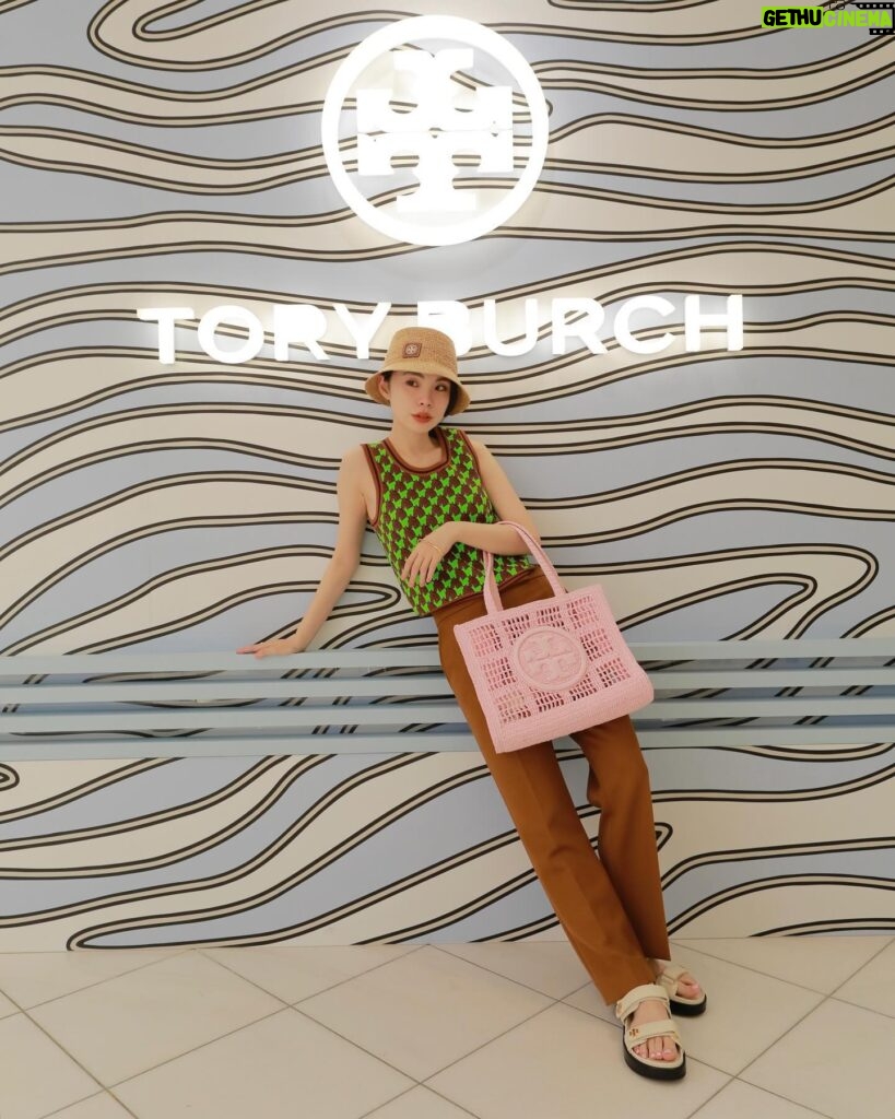 RUKO Instagram - @toryburch 伊勢丹新宿店 本館1Fザ・ステージ ポップアップストアDESTINATION ANYWHERE 早速お邪魔してきました🐄 ゼブラ柄で覆われた巨大な迷路のような T の文字を模したオブジェが目を引くポップアップストア👀 最新コレクションをいち早く着用させていただきました😭 是非是非チェックしてみてね！ 　#Toryburch　#Tmonogram　#トリーバーチ　#Tモノグラム　#PR