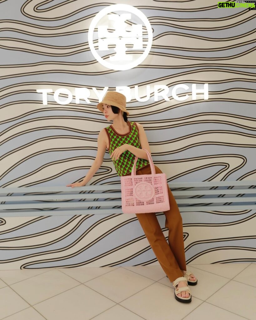 RUKO Instagram - @toryburch 伊勢丹新宿店 本館1Fザ・ステージ ポップアップストアDESTINATION ANYWHERE 早速お邪魔してきました🐄 ゼブラ柄で覆われた巨大な迷路のような T の文字を模したオブジェが目を引くポップアップストア👀 最新コレクションをいち早く着用させていただきました😭 是非是非チェックしてみてね！ 　#Toryburch　#Tmonogram　#トリーバーチ　#Tモノグラム　#PR