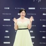 Ra Mi-ran Instagram - #백상예술대상 60회를 맞이한 귀한자리에 함께 할수있어서 너무 영광이었다. 수상하신 모든분들 넘축하드려요. #나쁜엄마 #시민덕희 두작품모두 사랑해주셔서 너무 감사해요. 나두 한번씩 더 봐야겠다.. 왜??? 너무 보고싶으니까 이사람들이.. ㅎㅎ