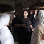 Rabeh Oskouie Instagram - . فیلم کوتاه " لباس عروسی " تهیه کننده و کارگردان : اشکان درویشی @ashkan.darvishi . فیلمبرداری فیلم کوتاه «لباس عروسی» به نویسندگی سولماز اعتماد و تهیه‌کنندگی و کارگردانی اشکان درویشی در محله پامنار تهران به پایان رسید و فیلم‌ پس از تدوین و صداگذاری برای حضور در جشنواره‌های بین‌المللی فیلم کوتاه در سراسر جهان و حضور در جشنواره‌های داخلی آماده می‌شود. بعد از فیلم سینمایی «کن‌پامنار» و حضور موفق در اکران هنروتجربه و همچنین اجرای تئاتر پرمخاطب اسکرین شات در پردیس تئاتر شهرزاد، اشکان درویشی فیلم کوتاه «لباس عروسی» را مقابل دوربین بوده که به گفته خودش این فیلم‌کوتاه، یک قدم مانده به آغاز تولید فیلم سینمایی بعدی اشکان درویشی با نام «ایجنت» و با موضوع پشت پرده‌های فوتبال محسوب می‌شود. فیلم کوتاه «لباس عروسی» بر اساس قصه «آبجی خانم» صادق هدایت است که در خانه موتمن الاطبا در پامنار به فیلمبرداری شد. در این لوکیشن آثاری از قبیل سریال «شهرزاد»، «خانه پدری» و بسیاری از آثار دیگر نیز ساخته شده است. رابعه اسکویی، علیرضا نایینی، فرشاد یاسر، مهستا حیدری، مهدی دشتی، هدیه آجرلو، علی راوی، فاطمه آرزومند، ماریا سزار، ثنا صدفی، محمد موسوی و امیررضا جوادی بازیگران این فیلم کوتاه هستند. عوامل فیلم کوتاه «لباس عروسی» عبارتند از: مجری طرح: مهشید خسروی، دستیار کارگردان : احمد جعفری ؛ مدیر فیلمبرداری: عرفان قبادی، مدیر صدابرداری: علیرضا کریم‌نژاد، منشی صحنه: صفورا برسان، طراح گریم: مینا اصلانی، طراح صحنه و لباس: اشکان درویشی، عکاس: حسین خدارتی، مدیر اجرایی: حسین عباسی، پشتیبانی فنی: محمد رحیمی، تجهیزات: حیدر احسانی / استودیو مشار ایران، مشاور رسانه‌ای و مدیر روابط عمومی: مریم قربانی‌نیا عکس : حسین خدارتی @hossein_khedarati . با هنرمندی رابعه اسکویی @rabeh_oskouie . @ashkan.darvishi @mahshidkhosravii @ahmadjafari.7 @etemadsolmaz @erfanghoobadi @safourabarsan @alireza_karimnejad79 @minaaslani83 @hosseinabbasi.official @arezoo1365dehghani @moshariran @zibapic @maryam_ghorbaninia . @ali_ravii @mahastaheydari @farshad_yasser @hediye.ajorlo @arezootunes @sanasadafi1 @mariya._sezar #اشکان_درویشی #فیلم_لباس_عروسی #فیلم_کوتاه #لباس_عروسی " در خبرهای آتی اسامی بازیگران و عوامل تکمیل خواهد شد "