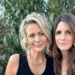 Rachael Carpani Instagram - Easter weekend begins 🐣How one of our “attempts” to look normal turned out ….aaaand a sample of the other 30 📸🫠🫠🫠
*
But gotta say …it’s hard standing next to my GORGEOUS little sis 💞 (yep music had to match #cheesygoodness 😁)
*
#itsinthegenes #carpanimethod #cantpose 🫠
@georgiamaie_music 💞#buonapasqua🐣 🇮🇹