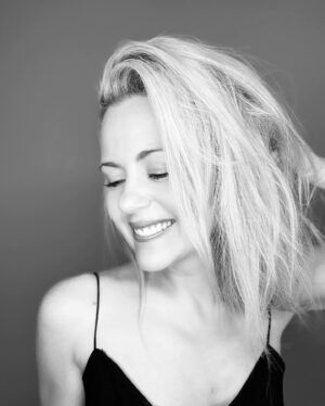 Rachael Carpani Instagram - 📸 Some more stuff from the photoshoot for ya #sunday 🤍🖤🤍
*
(Yep bit of a poser 🫣 But major Carpani Outtakes to come 😉…..trust me !!🫠🤓🤓🤓) 
*
*
*
#photoshoot #2024 #blackandwhitephotography