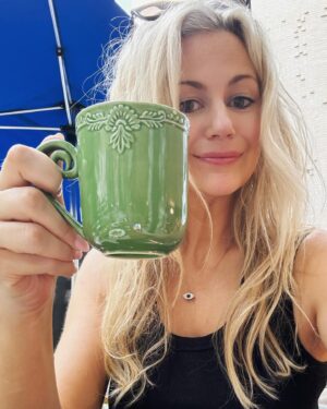Rachael Carpani Instagram - Important questions for a Sunday : does this mug make my head look big ☕️🤔🤔🤔
#happysunday all 💛May your Monday not be too much of biash 😉